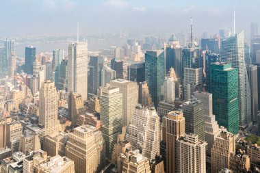 Gökdelenleri ve binaları olan New York şehri gökdelenleri