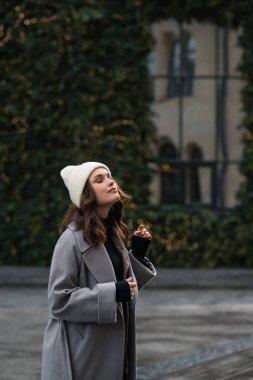 Umut dolu esmer kadın rüyalarının gerçekleşmesi için dua ediyor. Noel havası