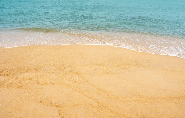 Piaszczysta Plaża Błękitny Ocean Miękką Formą Fali Piasku Tekstura Widok — Zdjęcie stockowe