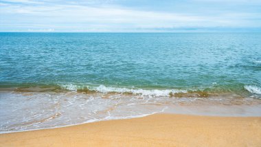 Summer Sky 'la kumsal. Okyanus dalgası manzaralı panoramik deniz kenarı. Mavi gökyüzü ve yumuşak kumlu tropik plaj ve deniz manzarası, Güney Tayland 'da sakinlik ve huzur dolu bir gün.