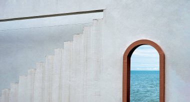 Çimento duvarı ve Ahşap Pencere çerçeveli Basamak Merdivenler, Tuscany Kemerleri Kahverengi Ahşap Kapı manzaralı Mimari Çatı Beton Duvarı Deniz Burnu ve Mavi Gökyüzü Minimum Konsept 