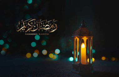 Ramazan Kareem kaligrafi karşılama tasarımı halının üzerinde bulanık ışık arkaplanı ile İslami Fener. Müslümanların dini, Kurban Bayramı, Kurban Bayramı, Kurban Bayramı, Kurban Bayramı, Mübarek.