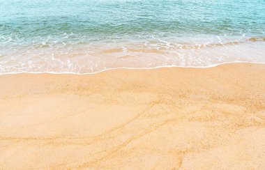 Summer Beach 'in en üst manzarası, Kum Dokusunda yumuşak dalgalı okyanus, Güneşli bir ilkbaharda kumsal manzaralı deniz manzarası, Seyahat, Meslek, Yaz Tatili reklamı