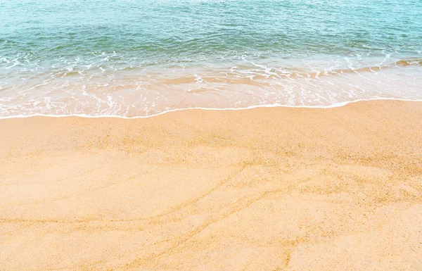 Summer Beach Üst Manzarası Kum Dokusunda Yumuşak Dalgalı Okyanus Güneşli — Stok fotoğraf