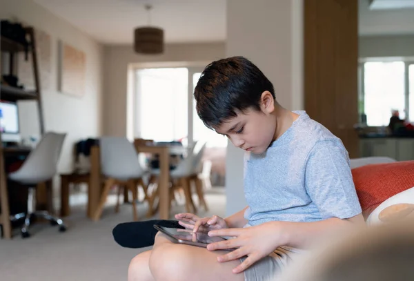 Konsep Pendidikan Anak Sekolah Menggunakan Tablet Membaca Cerita Dari Internet — Stok Foto