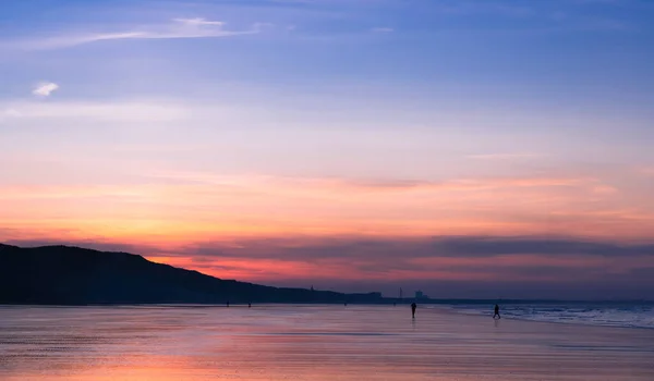Baharda Deniz Kumları Üzerinde Bulutlu Sunset Sky Turuncu Pembe Mor — Stok fotoğraf
