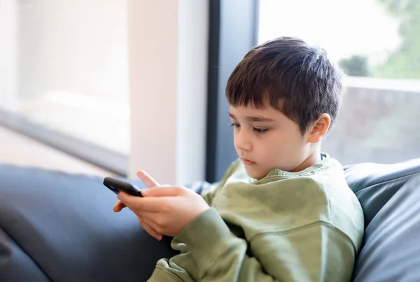 Konsep Pendidikan Anak Sekolah Menggunakan Ponsel Membaca Cerita Dari Internet — Stok Foto