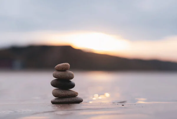Zen Stapel Stein Auf Meer Sandstrand Mit Verschwommenem Sonnenuntergang Hintergrund — Stockfoto