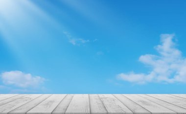 Tüylü Beyaz Tahta Masa, Mavi Gökyüzü Arkaplanı Bulutu, Arkaplan Arkaplan Ufağı Ahşap Sahne Güzel Doğa Skyline üzerinde Bahardır, Yaz Organik Ürünleri Sunumu