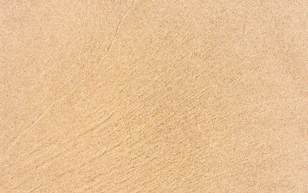 夏の砂浜のテクスチャの背景 夏のバナーデザインのためのコピースペースを持つ海の水の波のリップルとトップビューブラウンサンディラフ表面 海による天然の砂石 — ストック写真