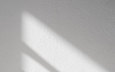 Gri beton duvar dokusuna soyut bir gölge düşür. Güneş ışığı, beton zemine beyaz alçı boya kaplar, tek renkli fotoğraf için ışık efekti, makara, poster, duvar sanatı, tasarım sunumu