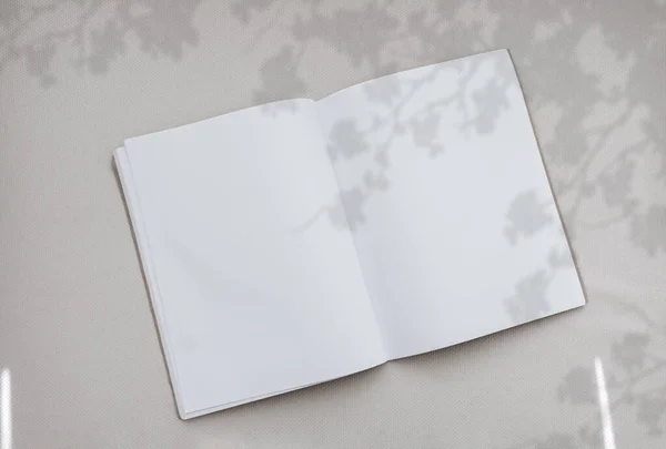 空书上的花朵轮廓影子 卡瓦纹理背景上的叶子阴影覆盖的顶部视图打开笔记本 白纸平铺白纸日记模型 — 图库照片