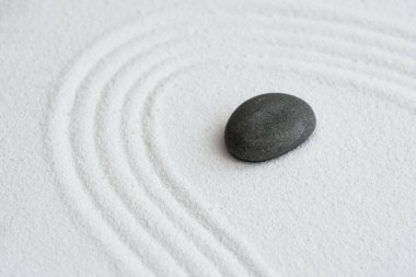 Zen Graden ile Gri Kum Hattı Doku Arkaplanı, Top View Kara Kaya Taşı Kum Dalgası Paralel Çizgiler Deseni Japonca stye, Banner for Harmony, Meditation, Zen konsept gibi