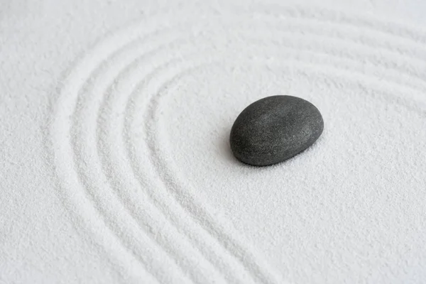 Zen Graden Con Pietra Grigia Sfondo Bianco Sand Line Texture — Foto Stock