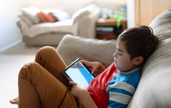 Siswa Sekolah Melakukan Pekerjaan Rumah Dengan Tablet Digital Ruang Tamu — Stok Foto