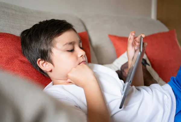 Anak Melakukan Pekerjaan Rumah Dengan Tablet Digital Ruang Tamu Anak — Stok Foto