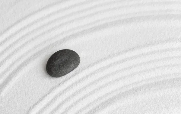 白い砂波文の上に灰色の石がある禅の庭 波文の平行線文の上に岩海石 コンセプトのように禅 — ストック写真