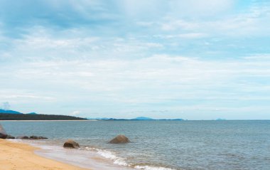Deniz sahili ve Kum Dokusunda yumuşak dalgalı okyanus güneşli bir günde kumsal manzaralı deniz manzaralı yaz, yaz pankartı için Holizontal.