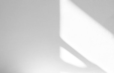 Soyut damla çapraz gölgesi olan beyaz duvar beton dokusu. Beton zeminde beyaz alçı boya üzerine güneş ışığı örtüsü, monokrom fotoğraf için ışık efekti, makara, poster, duvar sanatı, tasarım sunumu