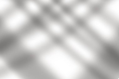 Gölge çizgileri ve pencere efektleri duvar arkaplanını aydınlatıyor. Güneş ışığı yansımasıyla güneşli bir gün. Mockup sunumu için element kaplama tasarımı