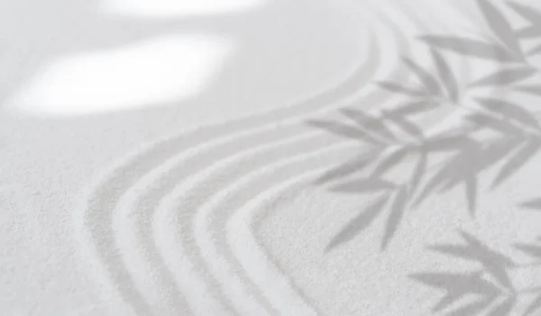 Zen Garden Permukaan Pasir Putih Dengan Bayangan Daun Pada Lingkaran — Stok Foto
