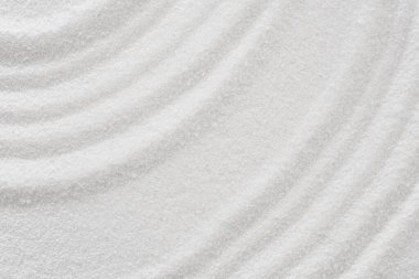 Beyaz kum desenli eşmerkezli daire şeklinde Zen Bahçesi çizgi desenli Japon Zen Bahçesi konsept Zen benzeri Zen, kaplıca için kopyalama alanı olan Top view Kum yüzeyi, kozmetik arka plan