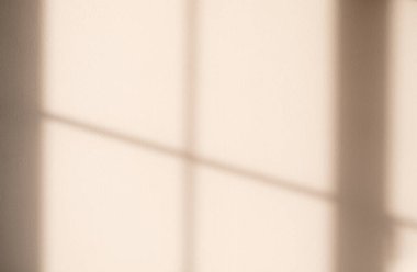 Bej duvar arkaplanı, aydınlık beton desen, pencereden yansıyan gölge, alçı boyada şeffaf güneş ışığı, sonbahar için fon, sonbahar model ürün tasarımı sunumu