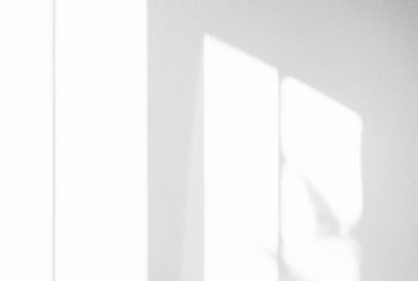 Beyaz duvar arkaplanı, Aydınlık Gri Stüdyo Odası, Beton Surafce Üzerine Pencere Çerçevesi Gölgesi, Beyaz Doku Üzerine Güneş Işığı Yansıması, Ürün Sunumu İçin Arkaplan Modeli Işık Efekti