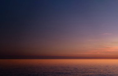 Sunset Sky, Sea Beach 'te akşam vakti Bulut, Sahil kenarındaki manzara Orange, Pembe, Mor, Mavi. Horizon Summer Seascape Golden hour sky with Twilight, Dusk sky background