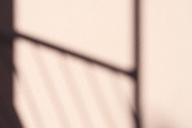 Bej Arkaplan, Çimento Duvarı Doku Stüdyosu, Gölge Bırakır. Boş Şeftali Beton Odası Yüzeyi Mevcut, Arkaplan Moda Görünümü Metin Boşluğu 