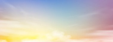 Günbatımı gökyüzü ve akşam alacakaranlığı. Sarı, turuncu, pembe, mavi, mor, mavi, mavi ve bulutlu. Vector panoramik, güneş doğuşu gökyüzü.