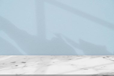 Mavi Arkaplan, Yapraklar Gölgesi Stüdyo Beton Duvar Odası, Mermer Masa Üstü Yüzey Dokusunda Aydınlık Yansıma, Boş Arkaplan Görünümü Yaz Ürünleri Mevcut Podyum Modeli