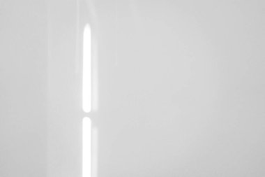 Beyaz duvar arkaplanı, Gölge ile beton dokusu, Aydınlık, boş gri çimento odası güneş ışığı beyaz alçı boya üzerinde yansıyor, Tek renkli fotoğraf için ışık efekti, taklit, ürün tasarımı sunumu