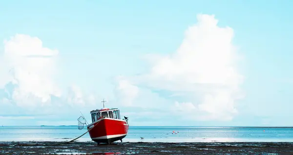 Halászhajó Vitorlázás Földközi Tenger Mellett Red Yacht Homokkék Óceán Partján — Stock Fotó