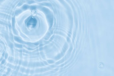 Su altyapısı. Mavi su yüzeyi dokusu dalgalanma dalgaları ve güneş ışığı yansıması ile bulanık berrak mavi sakin su sıçrama ve kabarcıklar ile. Güzel soyut doğa arka planı..