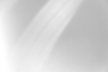 Beyaz Duvar Arkaplanı, Gölge ve aydınlık beton dokusu, Güneş ışığıyla yansıyan boş gri çimento odası beyaz alçı boya, tek renkli fotoğraf için ışık efekti, taklit, ürün tasarımı presen