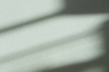 Yeşil duvar çimento kaba desen arka plan, Arka plan Görünümü Gölge Çizgili köşegen güneş ışığı yansıması, Beton zemin üzerinde güneş etkisi olan Boş Stüdyo arkaplanı.