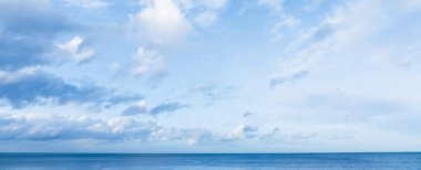 Gökyüzü Mavisi, Bulut Arkaplanı, Ufuk Baharı Sade Gökyüzü Sahilde Sabah, Güzel manzara Yazın doğuşu, Arka plan panoramik bulutlar Mavi okyanus üzerinde beyaz bulutlar, Günbatımı manzarası