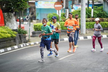 Yogyakarta, Endonezya - 30 Ekim 2022: Yogyakarta sokaklarından geçen katılımcılar, 