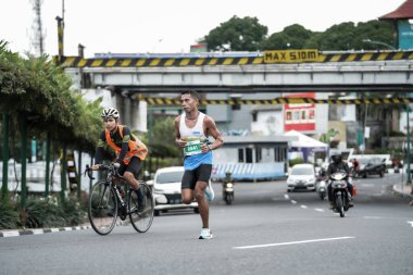 Yogyakarta, Endonezya - 30 Ekim 2022: Yogyakarta sokaklarından geçen katılımcılar, 