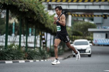 Yogyakarta, Endonezya - 30 Ekim 2022: Yogyakarta sokaklarından geçen katılımcılar, 