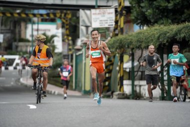 Yogyakarta, Endonezya - 30 Ekim 2022: Yogyakarta sokaklarından geçen katılımcılar, 