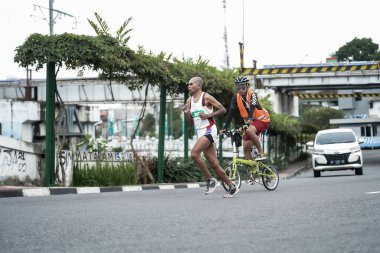 Yogyakarta, Endonezya - 30 Ekim 2022: Yogyakarta sokaklarından geçen katılımcılar, 