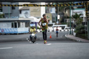 Yogyakarta, Endonezya - 30 Ekim 2022: Yogyakarta sokaklarından geçen katılımcılar, 