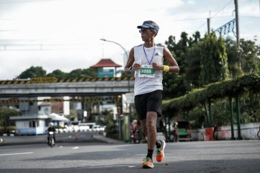 Yogyakarta, Endonezya - 30 Ekim 2022: Yogyakarta sokaklarından geçen katılımcılar, 