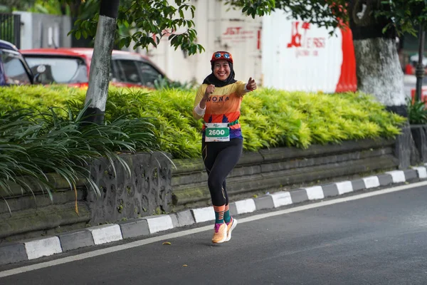 2022年10月30日 印度尼西亚日惹 Klik Dokter Run Fest 2022 跑步比赛的参赛者穿过日惹市街道 — 图库照片