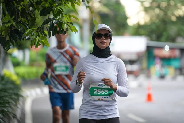 Yogyakarta Indonezja Października 2022 Biegający Uczestnicy Którzy Przechodzą Ulicami Miasta — Zdjęcie stockowe