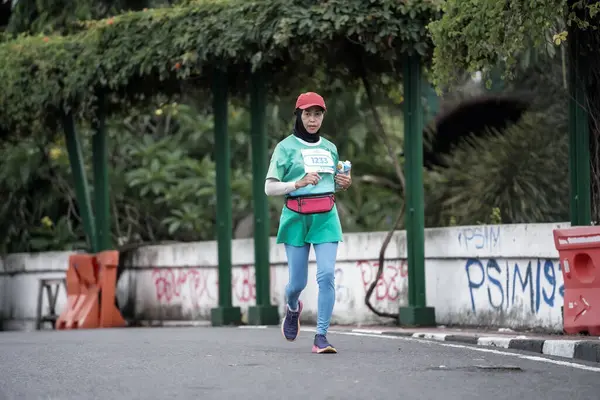 Γιογκιακάρτα Ινδονησία Οκτωβρίου 2022 Συμμετέχοντες Που Τρέχουν Και Περνούν Μέσα — Φωτογραφία Αρχείου