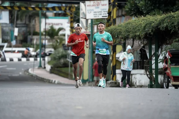 인도네시아의 카르타 2022 카르타 통과하는 달리기 참가자들 Klik Dokter Run — 스톡 사진