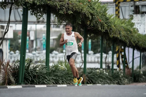 2022年10月30日 印度尼西亚日惹 Klik Dokter Run Fest 2022 跑步比赛的参赛者穿过日惹市街道 — 图库照片